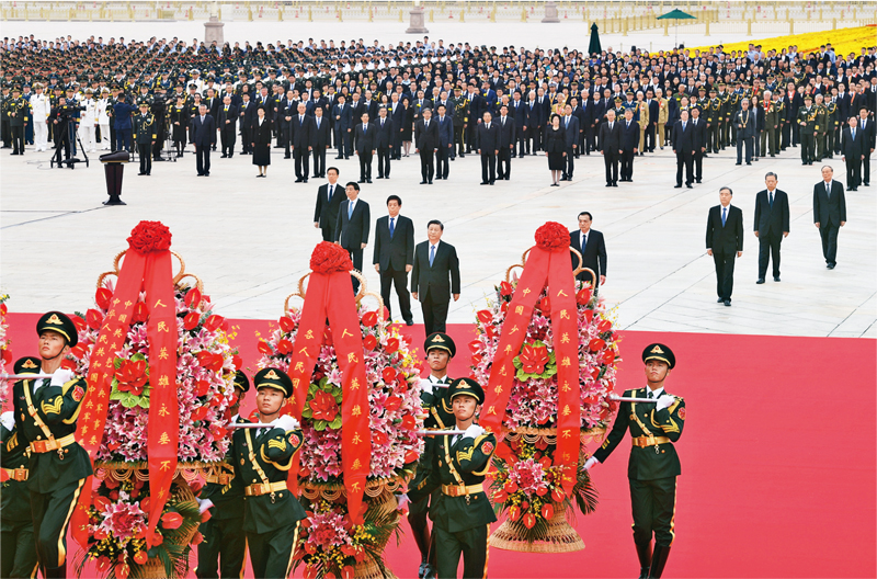 2021年9月30日上午，黨和國家領(lǐng)導(dǎo)人習(xí)近平、李克強(qiáng)、栗戰(zhàn)書、汪洋、王滬寧、趙樂際、韓正、王岐山等來到北京天安門廣場，出席烈士紀(jì)念日向人民英雄敬獻(xiàn)花籃儀式。 新華社記者 張領(lǐng)/攝