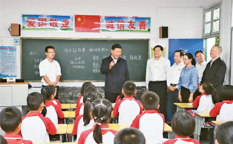 2020年9月16日至18日，中共中央總書記、國家主席、中央軍委主席習(xí)近平在湖南考察。這是16日下午，習(xí)近平在郴州市汝城縣文明瑤族鄉(xiāng)第一片小學(xué)，同正在上思政課的同學(xué)們親切交流。 新華社記者 謝環(huán)馳/攝